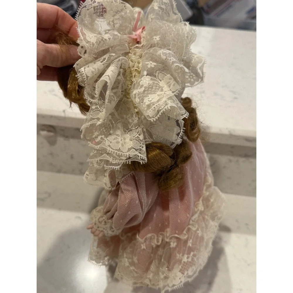 Vintage Mann 1989 Porcelain Doll Pink Lace Dress Bonnet Collectible Toy‎